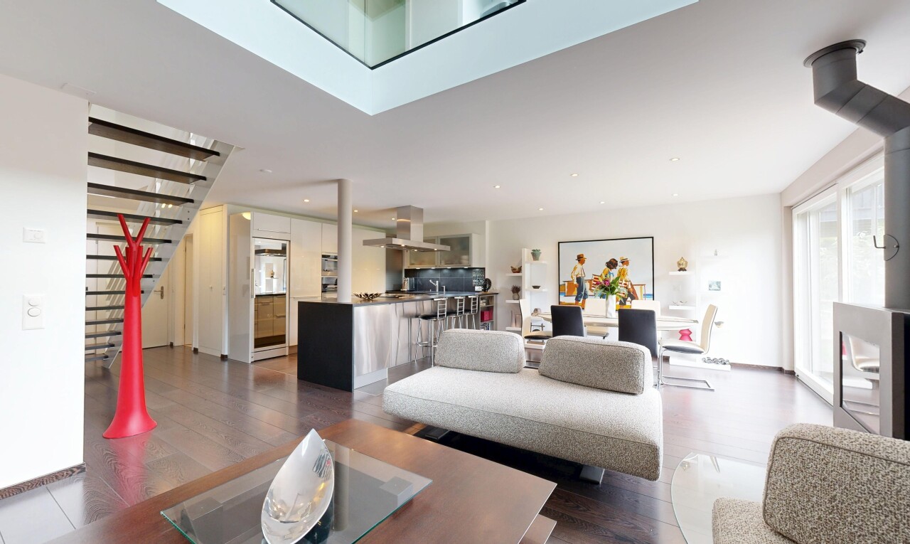 salon avec inside property, escaliers, sol en finition bois, wood finish floor, et full kitchen