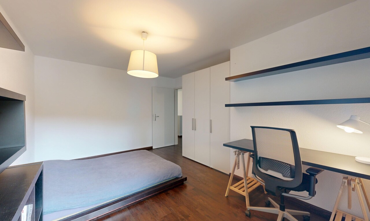 chambre avec espace bureau, inside property, sol en finition bois, wood finish floor, et cloison sèche