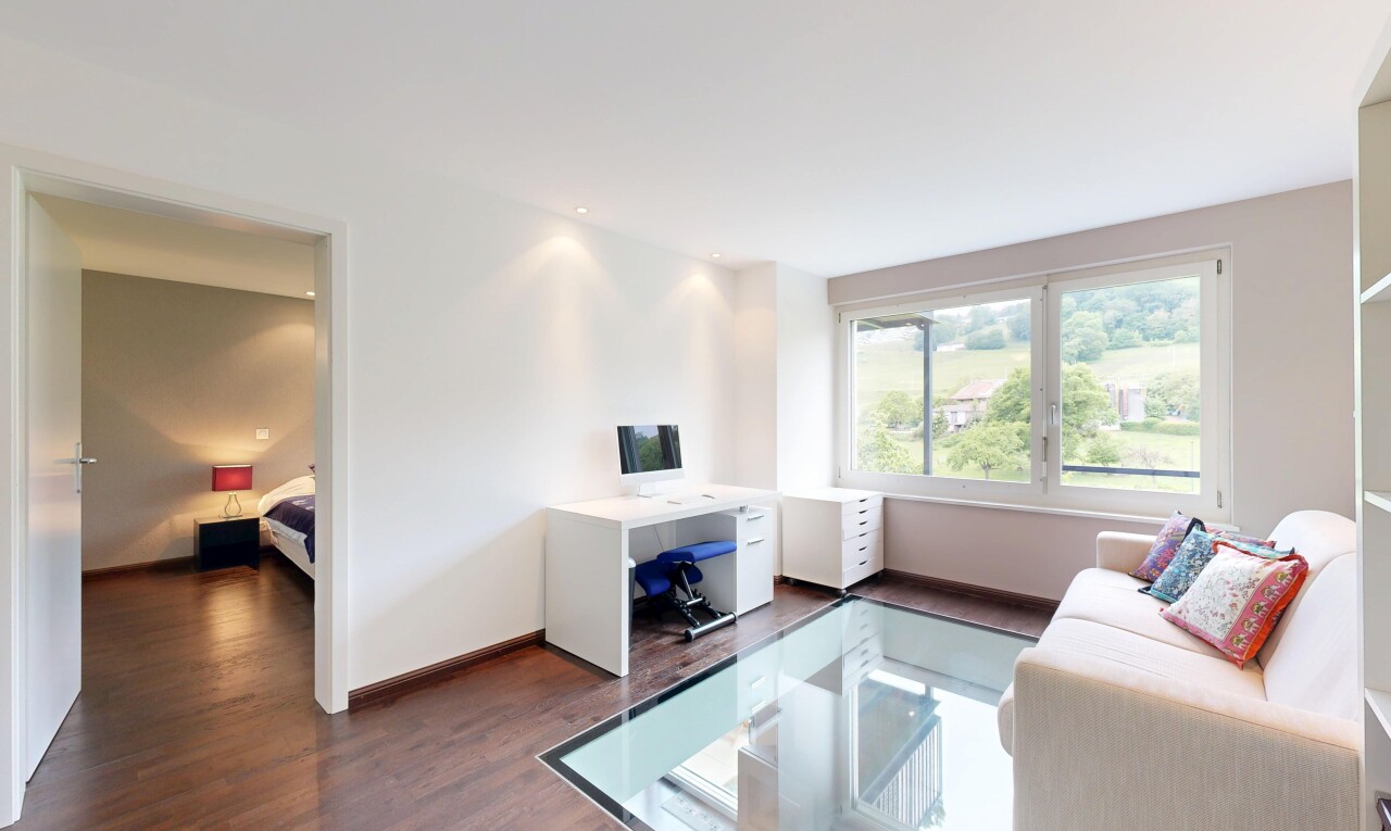 salon avec sol en finition bois, wood finish floor, inside property, cloison sèche, et drywall