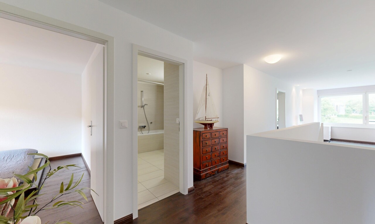 espace intérieur avec cloison sèche, drywall, sol en finition bois, wood finish floor, et inside property
