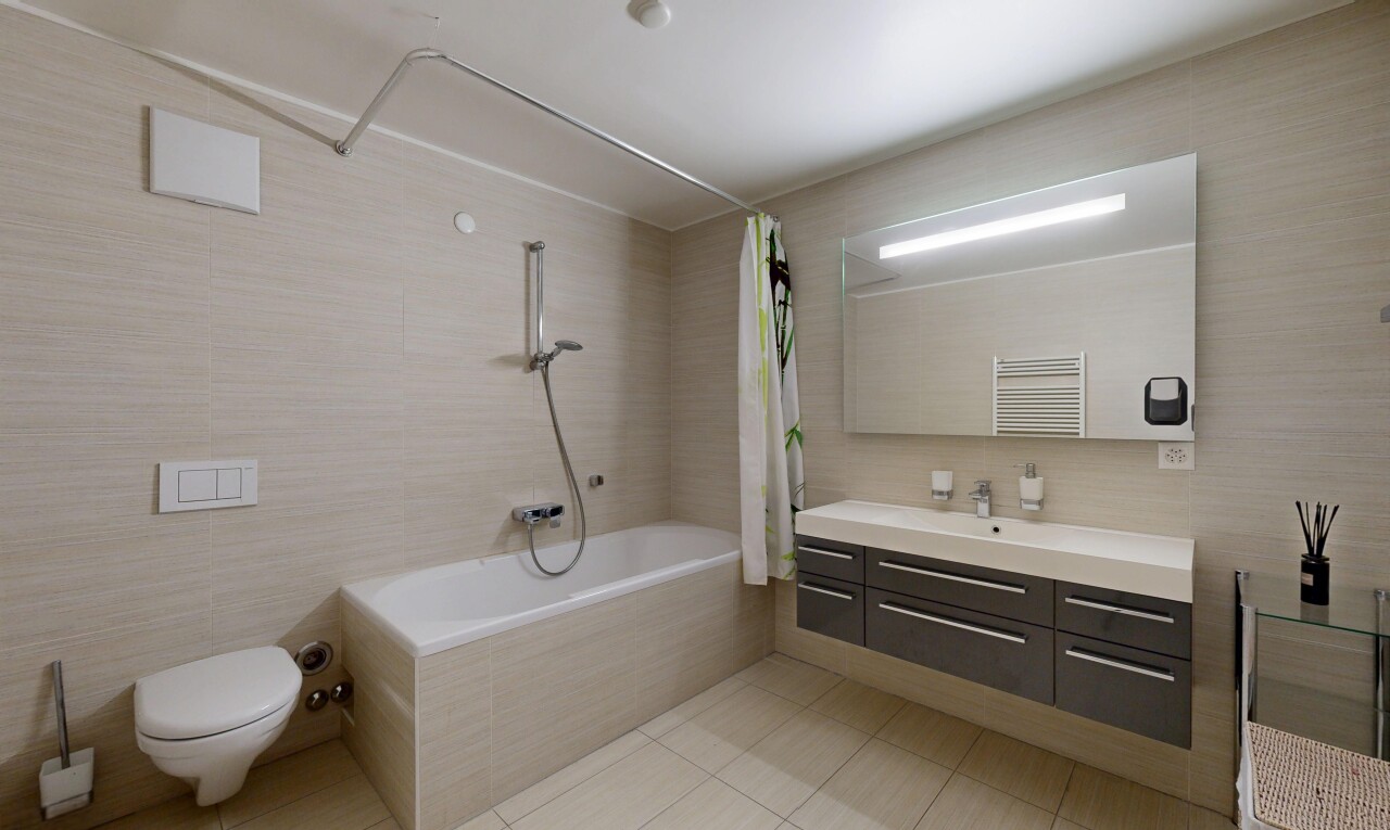 salle de bains avec tile wall, mur en carrelage, salle de bain complète, light floor, et lavabo (ou coiffeuse selon le contexte)