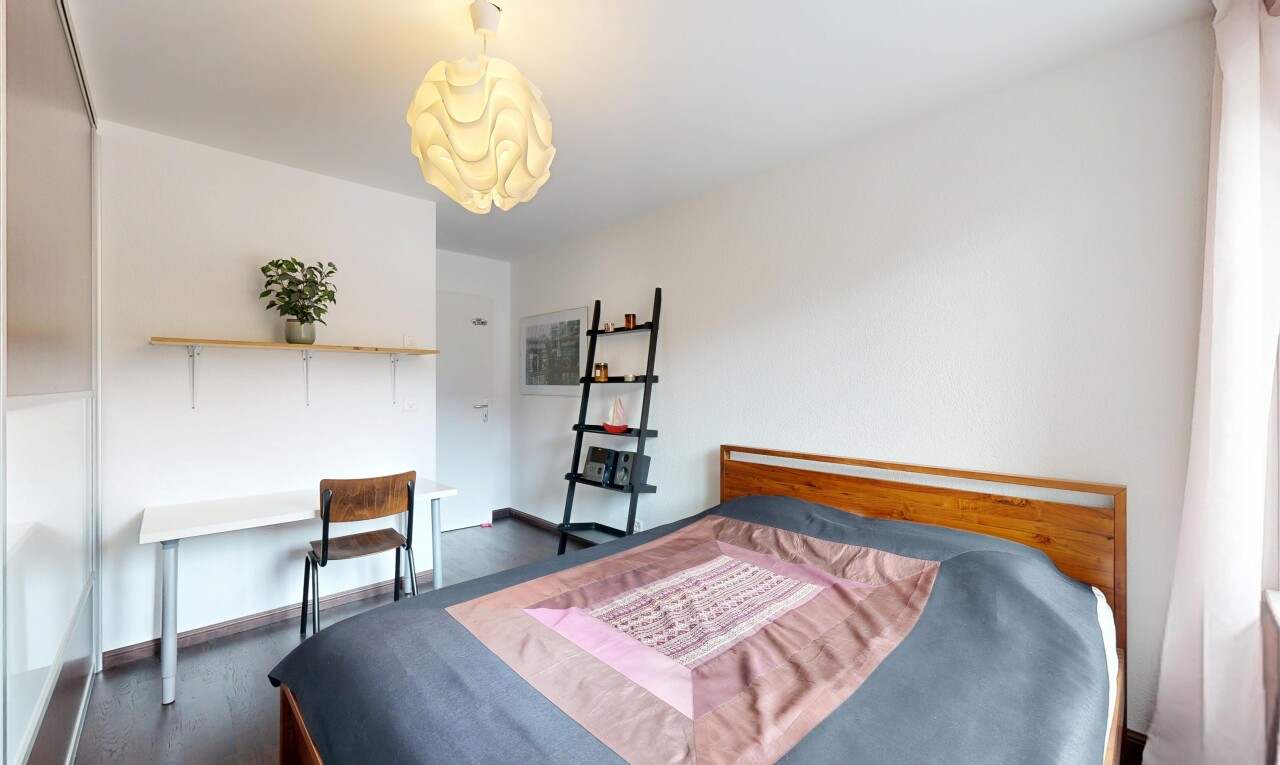 chambre avec drywall, cloison sèche, inside property, wood finish floor, et sol en finition bois