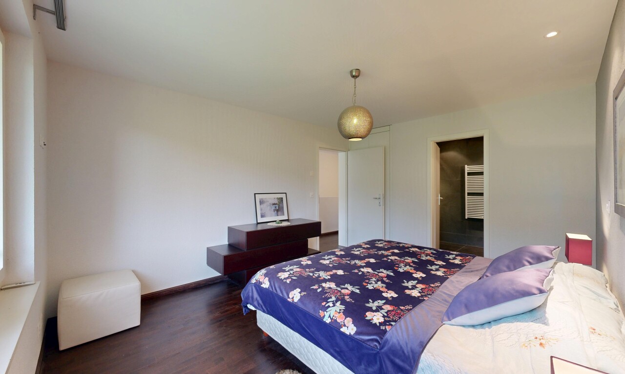 chambre avec cloison sèche, drywall, sol en finition bois, wood finish floor, et inside property