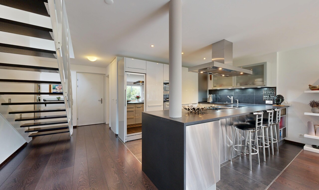 cuisine avec hotte, wood finish floor, sol en finition bois, kitchen peninsula, et péninsule de cuisine