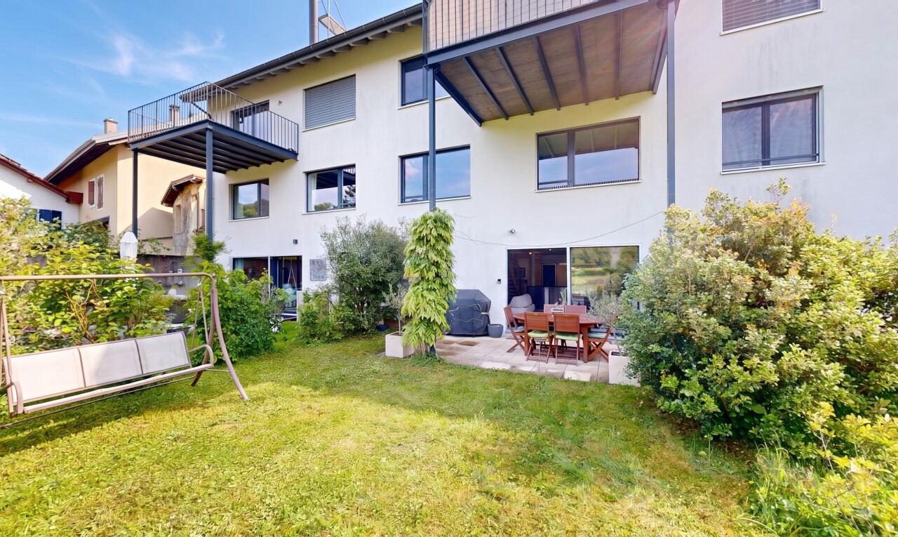 façade avec pelouse, day time, bardage en stuc, terrasse, et property visible