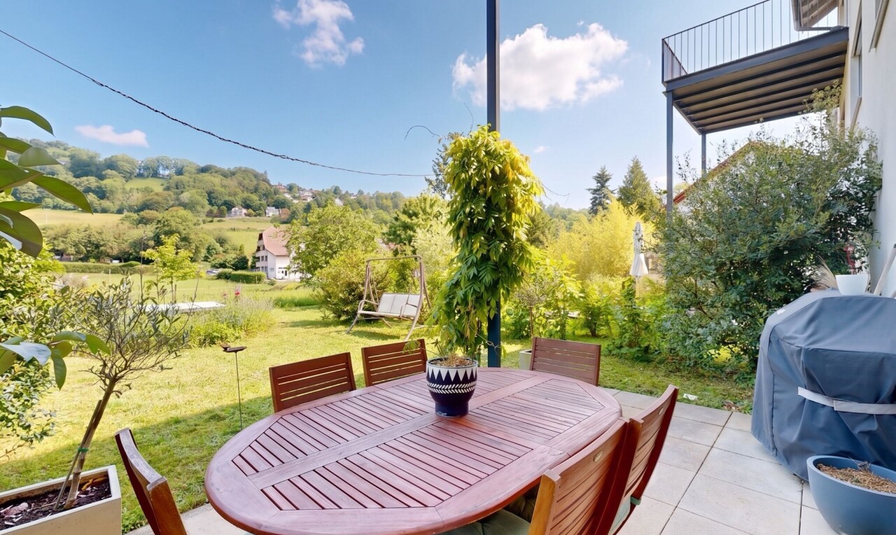 terrasse avec coin repas extérieur, from property, gril, pelouse, et day time