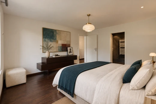 chambre avec éclairage suspendu, cloison sèche, drywall, dark floor, et sol en finition bois