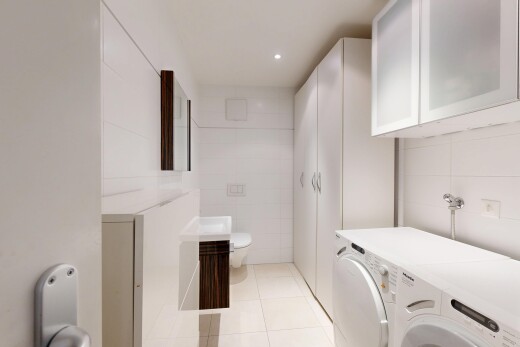 buanderie avec light floor, sol en carrelage, tile floor, inside property, et mur en carrelage