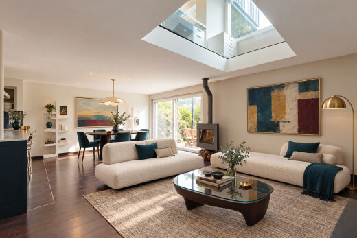 wohn- / esszimmer mit holzofen, gipskartonwand, drywall, dark floor, und dachfenster