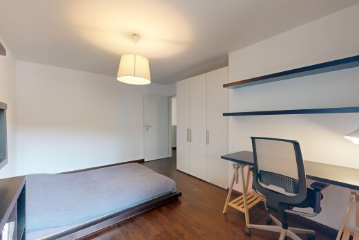 chambre avec espace bureau, inside property, sol en finition bois, wood finish floor, et cloison sèche
