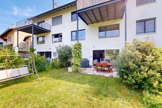 façade avec pelouse, day time, bardage en stuc, terrasse, et property visible