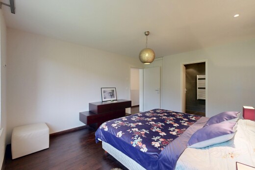 zimmer / schlafzimmer mit gipskartonwand, drywall, holzfußboden, wood finish floor, und inside property