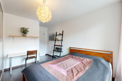 zimmer / schlafzimmer mit drywall, gipskartonwand, inside property, wood finish floor, und holzfußboden