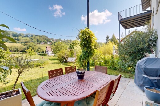 terrasse mit essbereich im freien, from property, grill, rasen, und day time