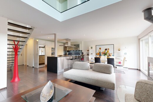 salon avec inside property, escaliers, sol en finition bois, wood finish floor, et full kitchen