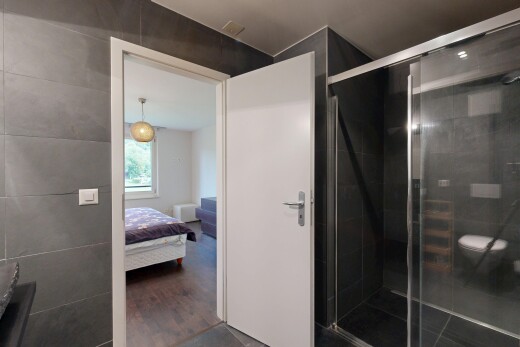 bad mit bad angrenzend schalfzimmer, komplettes badezimmer, inside property, dusche, und dark floor
