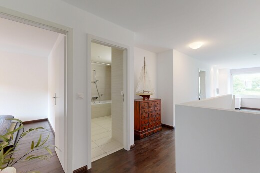innenraum mit gipskartonwand, drywall, holzfußboden, wood finish floor, und inside property