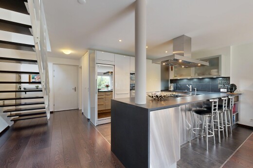cuisine avec hotte, wood finish floor, sol en finition bois, kitchen peninsula, et péninsule de cuisine