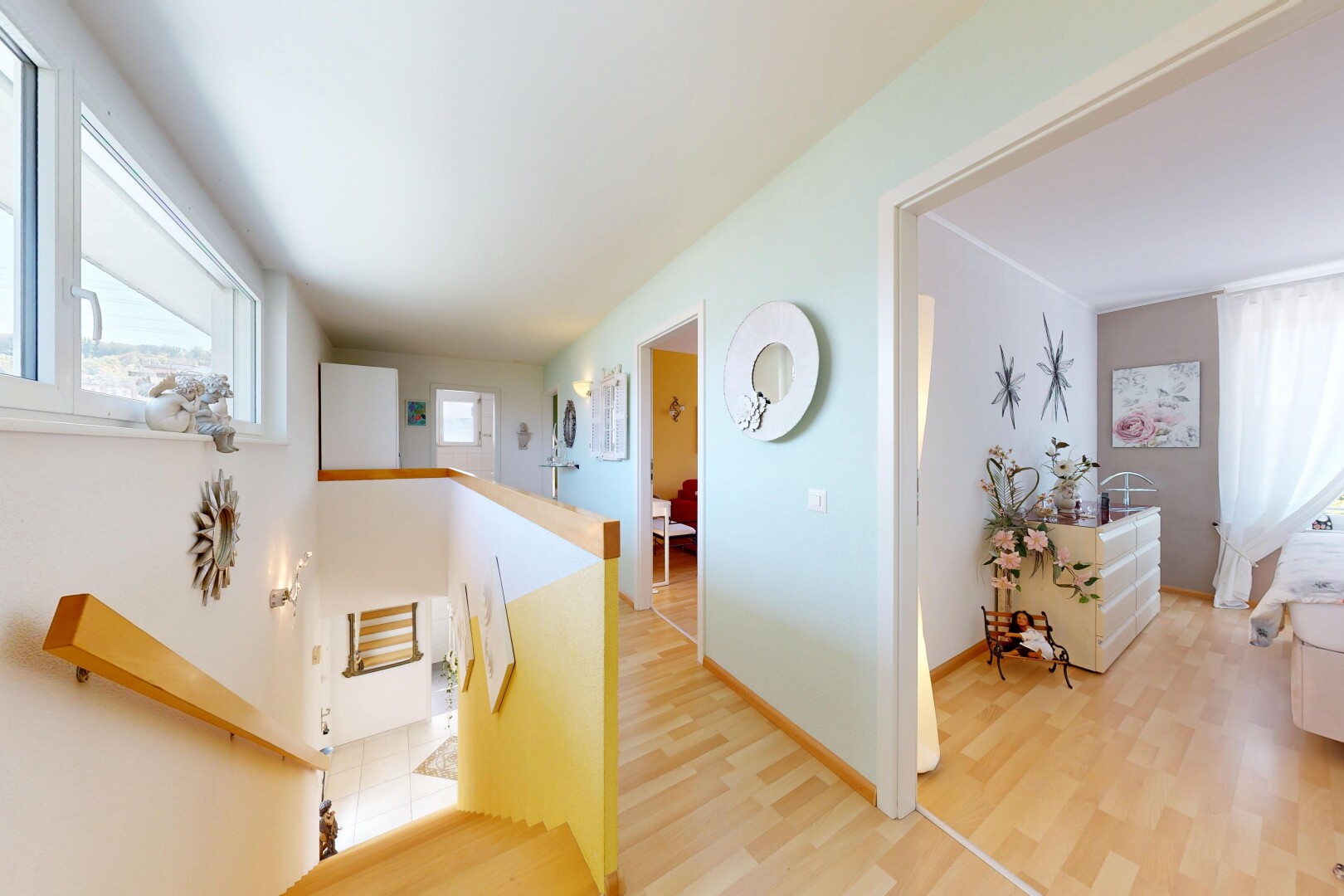 halle / korridor mit obergeschoss-podest, drywall, gipskartonwand, treppen, und wood finish floor