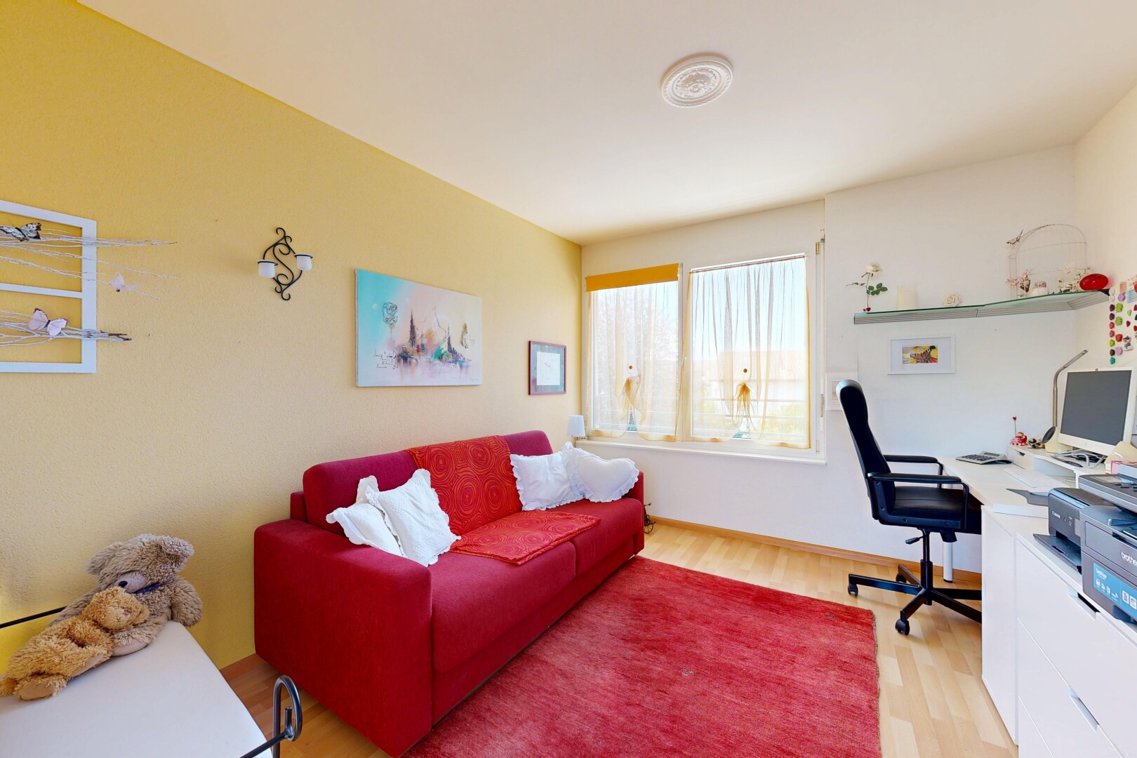 wohnzimmer mit wood finish floor, holzfußboden, drywall, gipskartonwand, und fernseher