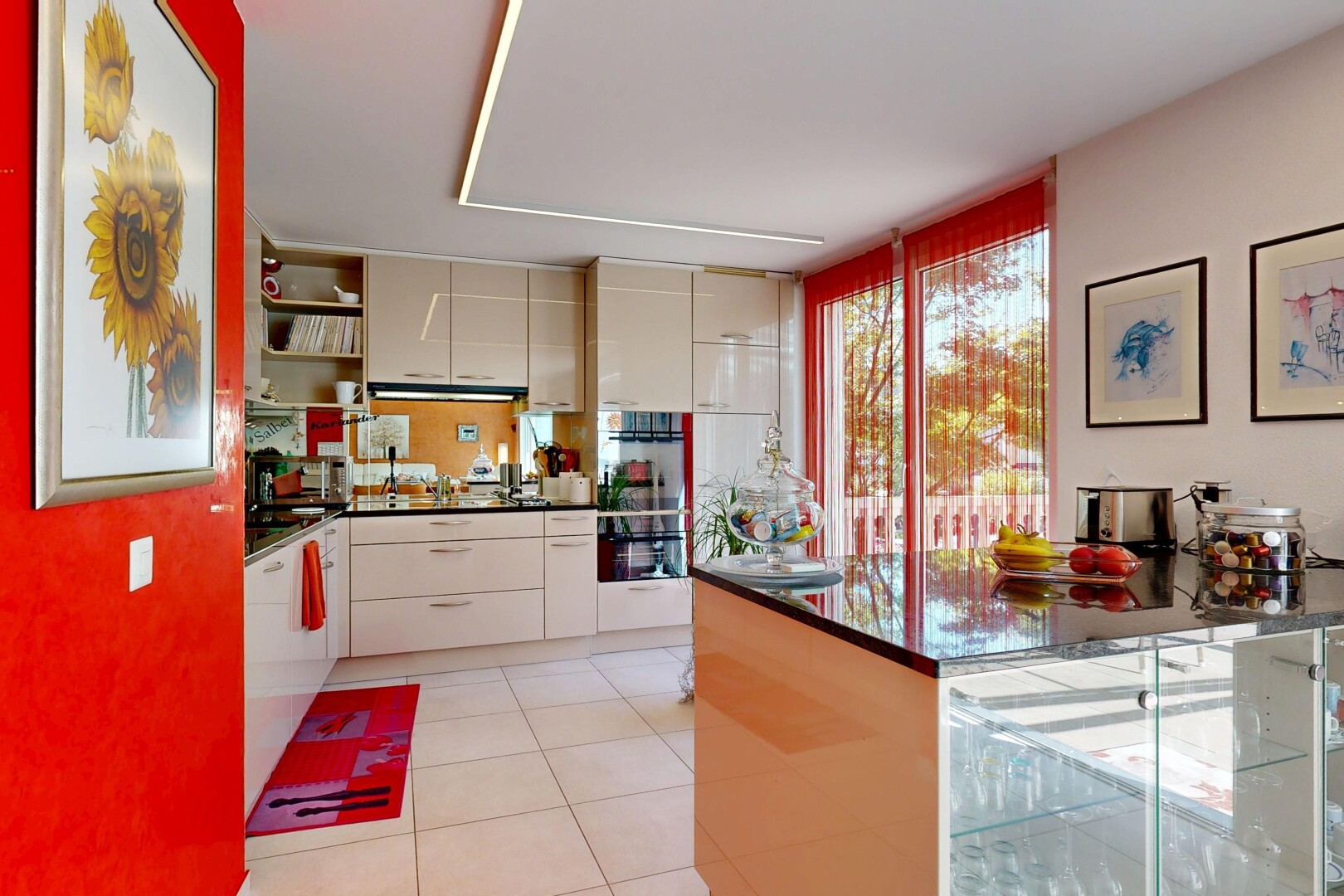 küche mit flat panel cabinets, schränke mit flachen paneelen, light floor, dark countertops, und tile floor