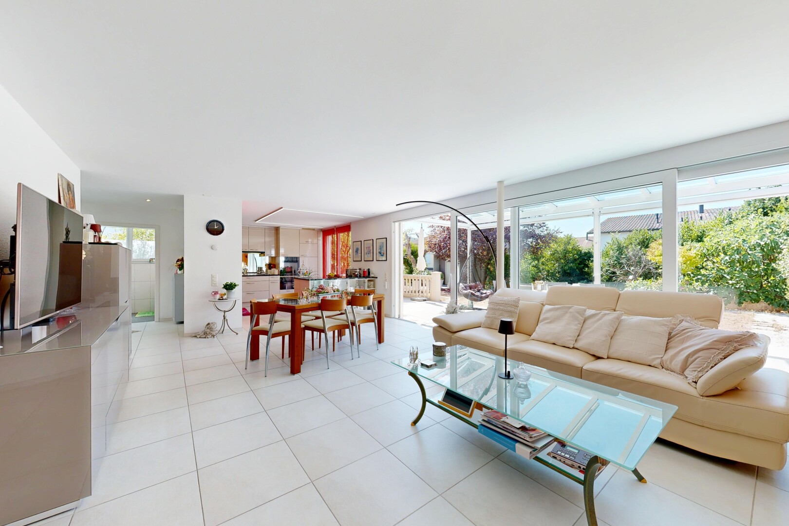 wohn- / esszimmer mit fernseher, light floor, inside property, drywall, und gipskartonwand