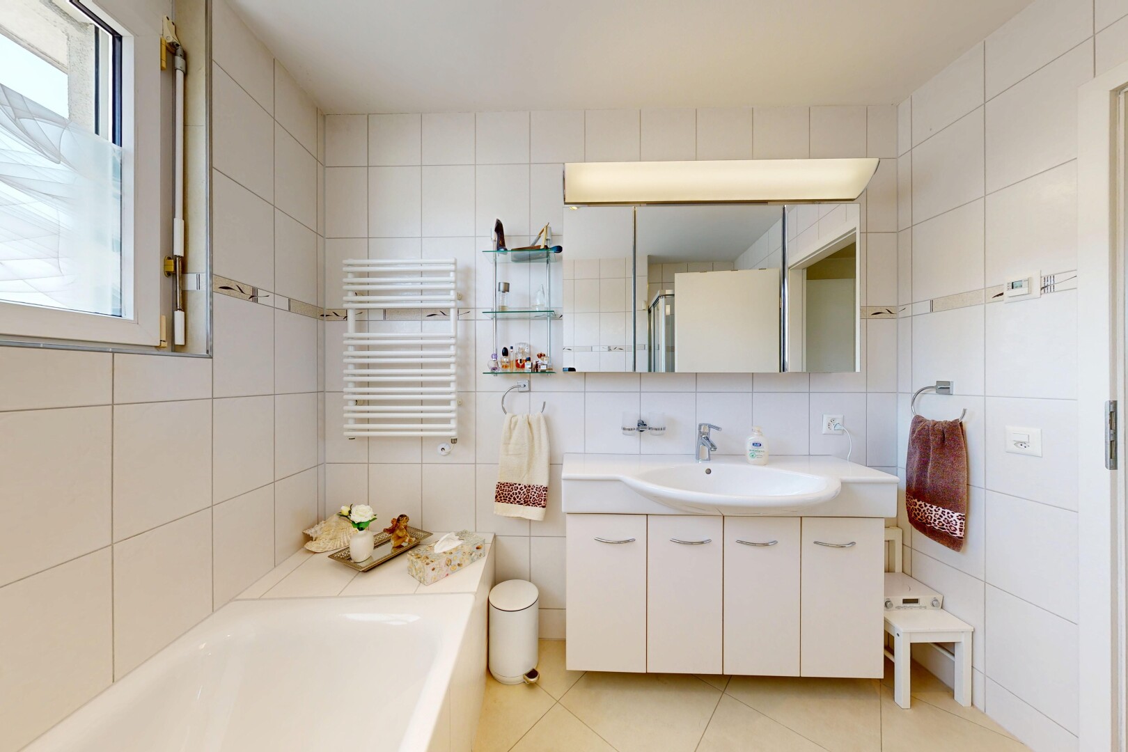 bad mit komplettes badezimmer, spiegel, fliesenwand, tile wall, und kühler