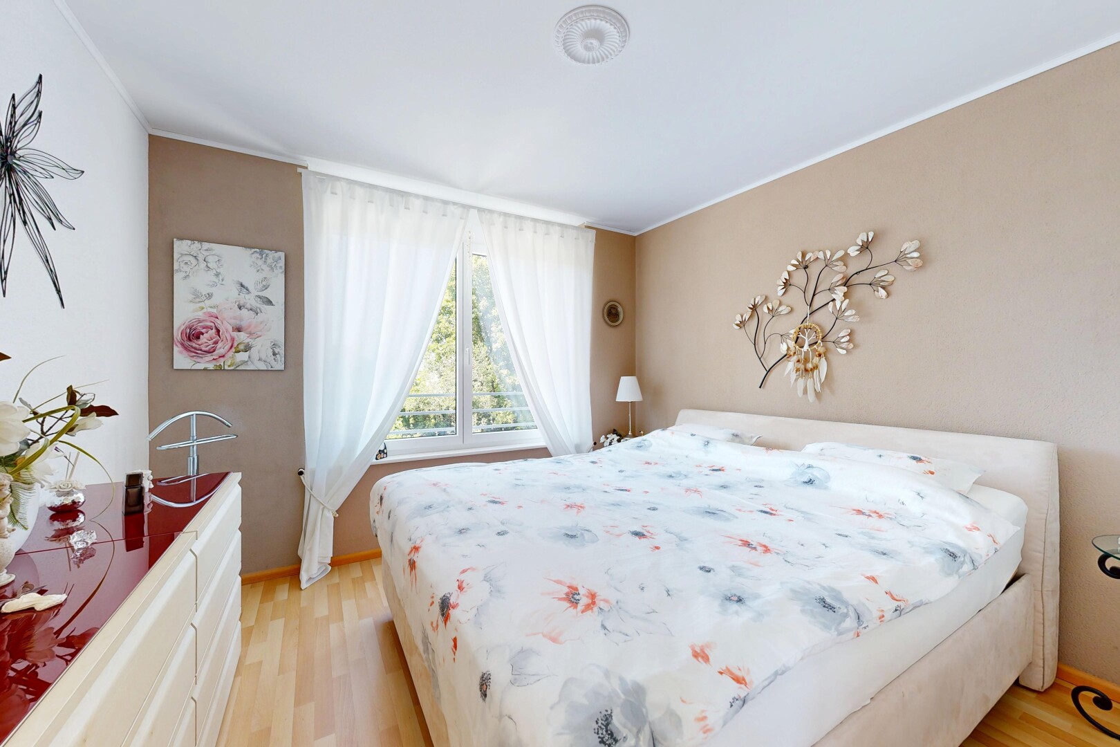 zimmer / schlafzimmer mit gipskartonwand, drywall, holzfußboden, wood finish floor, und light floor