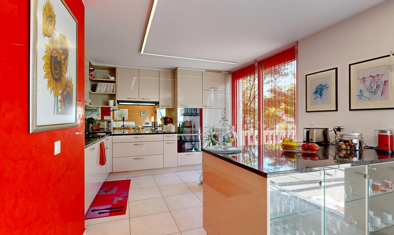 küche mit flat panel cabinets, schränke mit flachen paneelen, light floor, dark countertops, und tile floor
