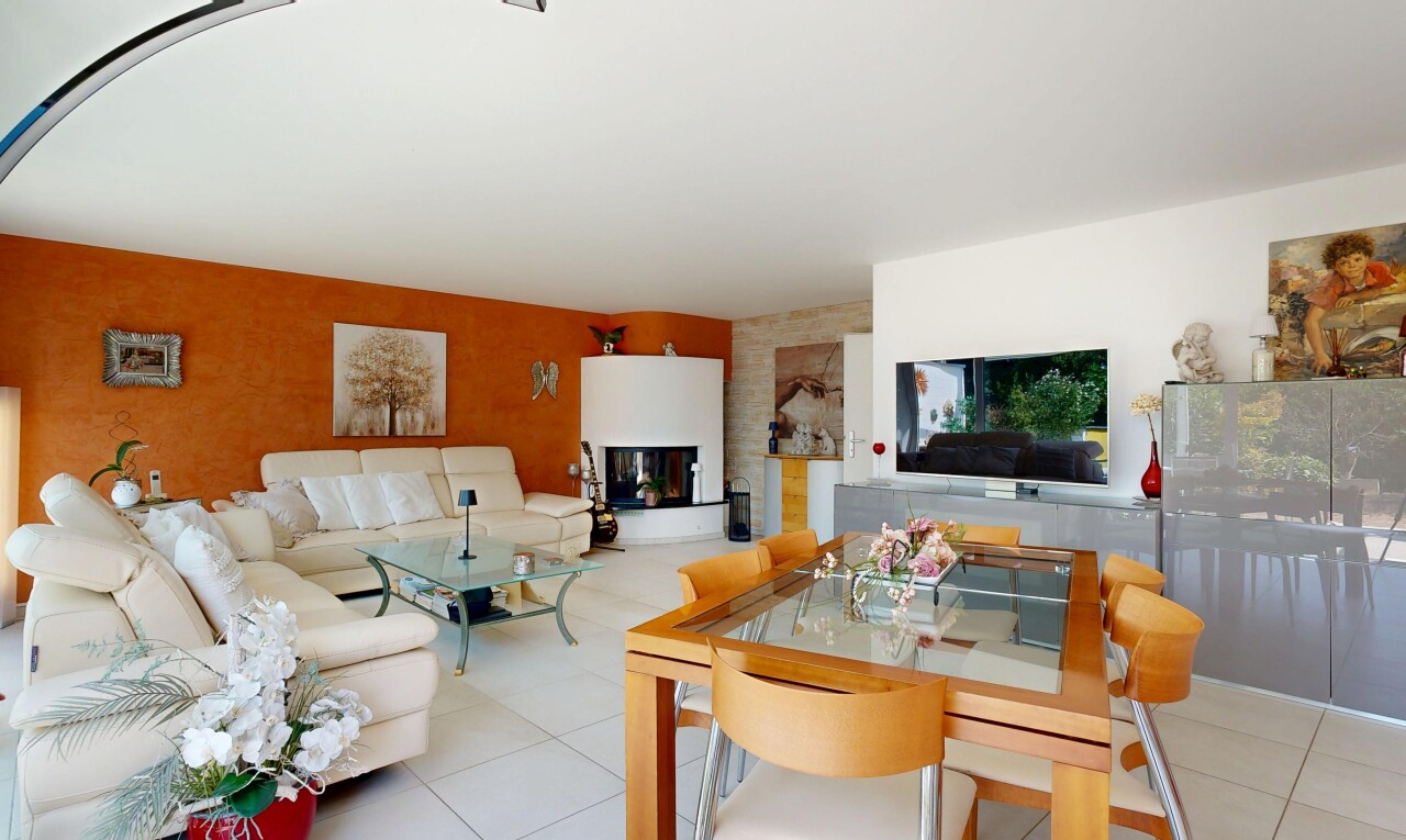 wohn- / esszimmer mit fernseher, kamin, drywall, gipskartonwand, und light floor