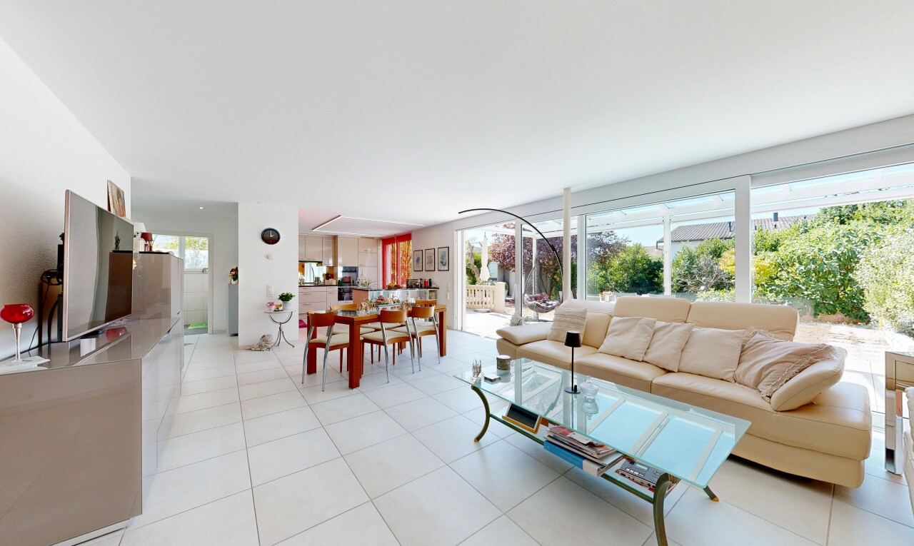 wohn- / esszimmer mit fernseher, light floor, inside property, drywall, und gipskartonwand