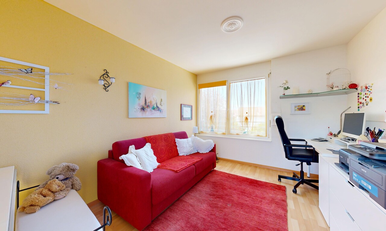 wohnzimmer mit wood finish floor, holzfußboden, drywall, gipskartonwand, und fernseher