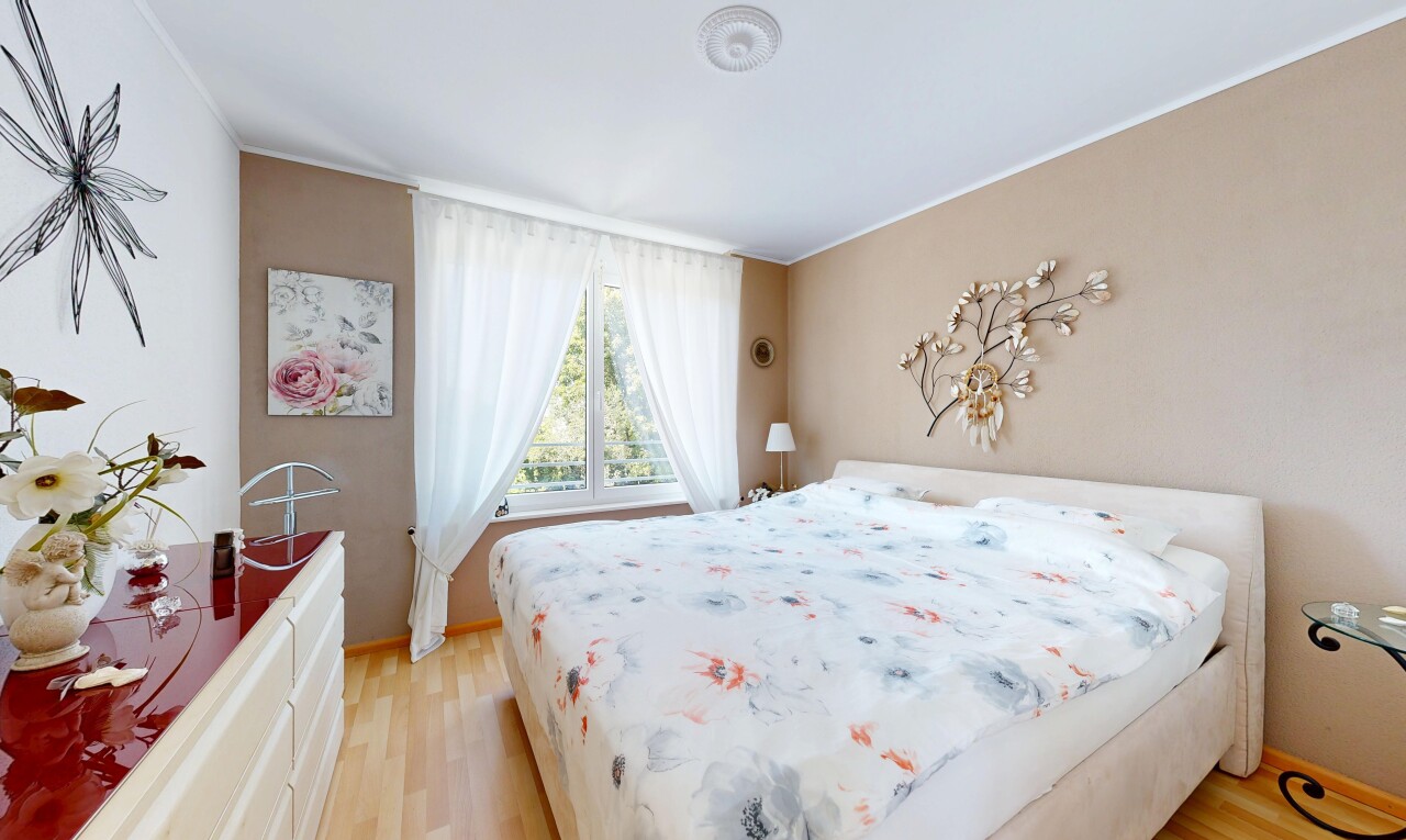 zimmer / schlafzimmer mit gipskartonwand, drywall, holzfußboden, wood finish floor, und light floor