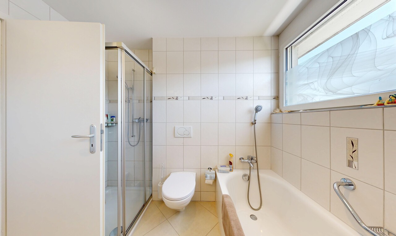 bad mit komplettes badezimmer, fliesenwand, tile wall, bad, und dusche