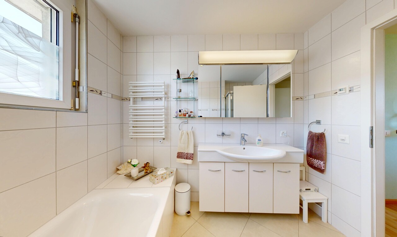 bad mit komplettes badezimmer, spiegel, fliesenwand, tile wall, und kühler