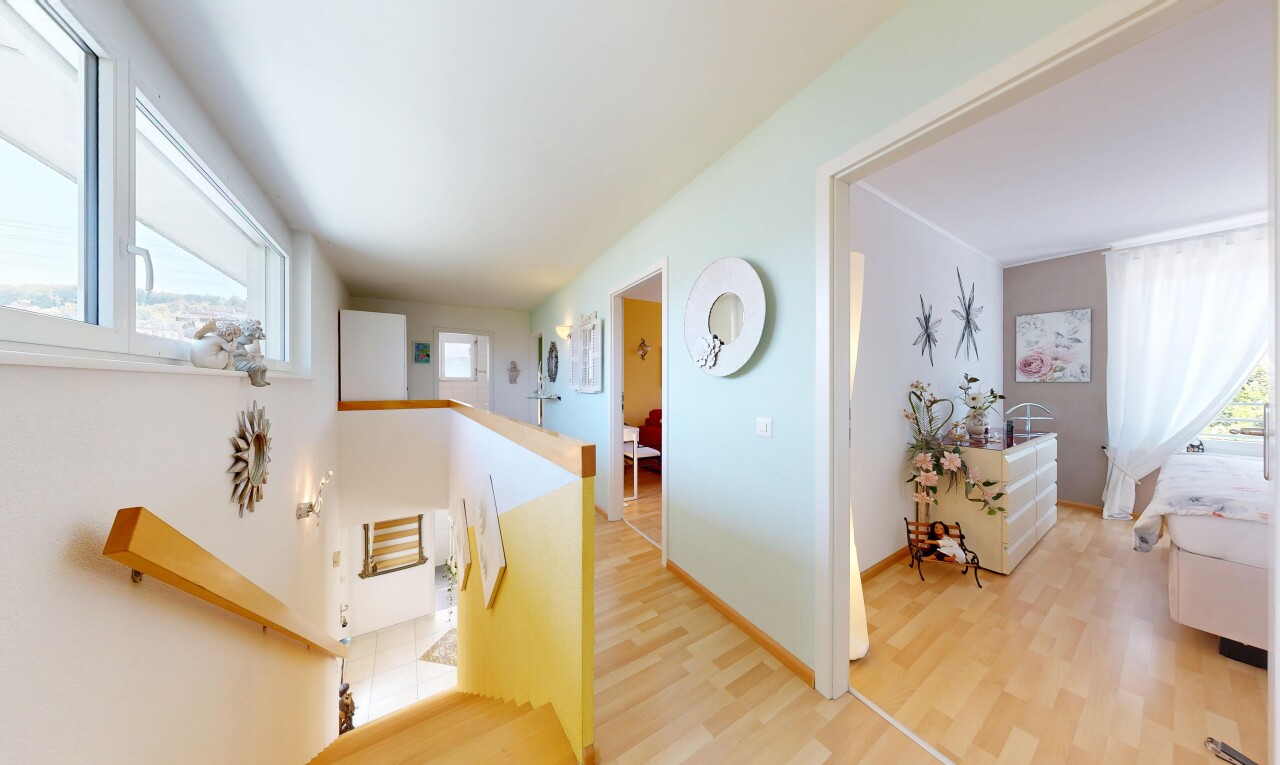 halle / korridor mit obergeschoss-podest, drywall, gipskartonwand, treppen, und wood finish floor