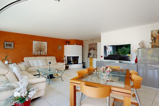 wohn- / esszimmer mit fernseher, kamin, drywall, gipskartonwand, und light floor