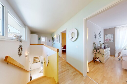 halle / korridor mit obergeschoss-podest, drywall, gipskartonwand, treppen, und wood finish floor