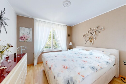 zimmer / schlafzimmer mit gipskartonwand, drywall, holzfußboden, wood finish floor, und light floor