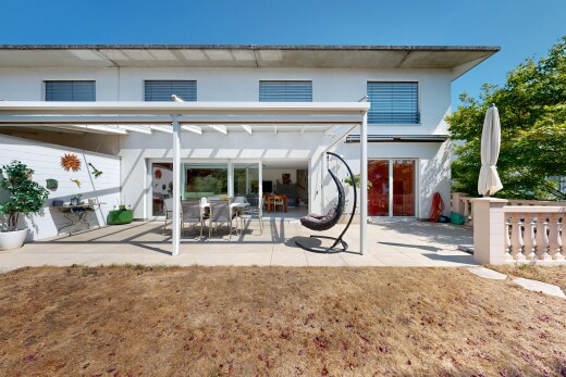façade avec property visible, terrasse, day time, from property, et bardage en stuc