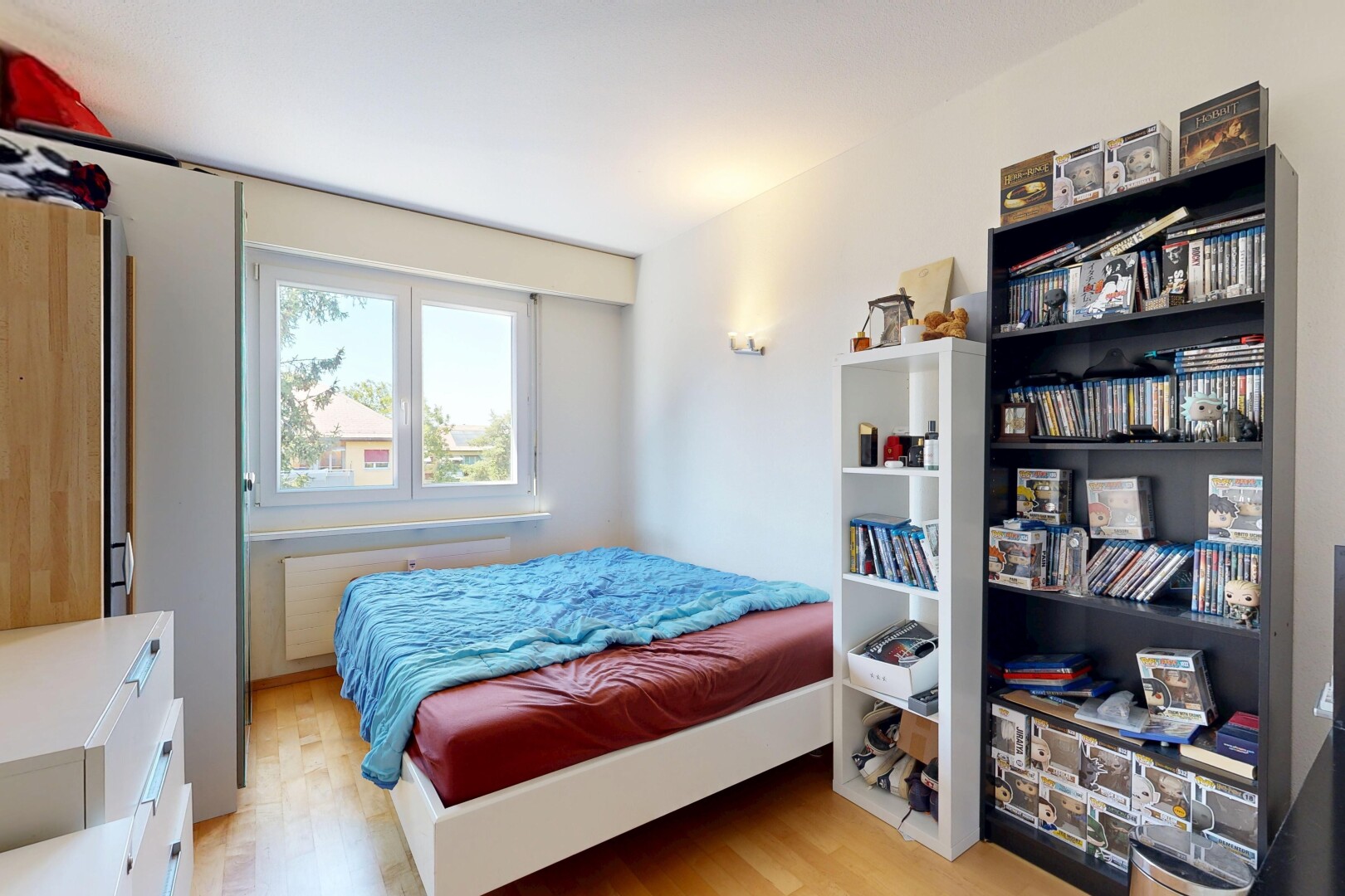 zimmer / schlafzimmer mit gipskartonwand, drywall, holzfußboden, wood finish floor, und inside property