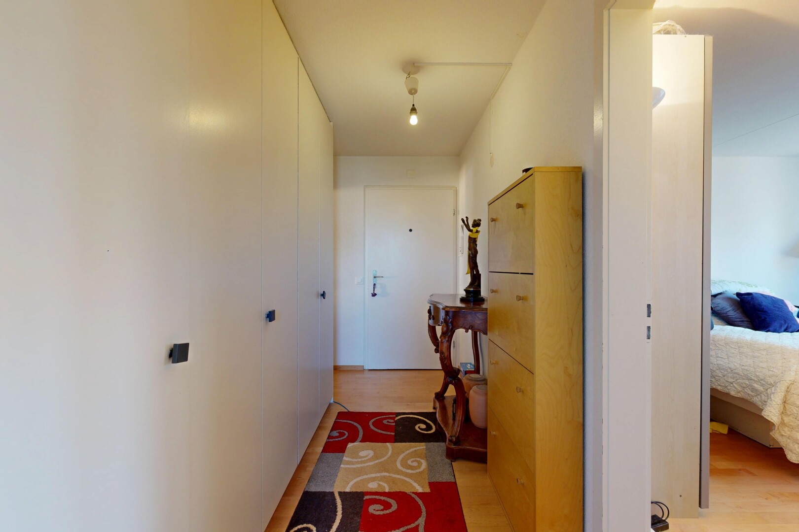 halle / korridor mit gipskartonwand, drywall, holzfußboden, wood finish floor, und inside property