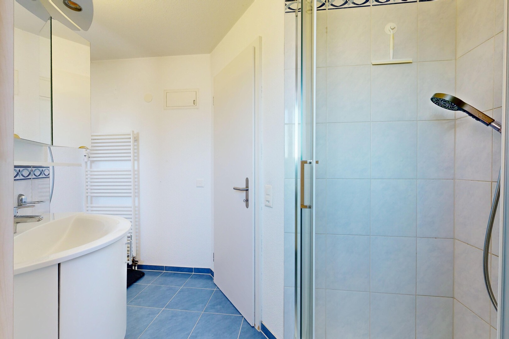 bad mit handtuchwärmer, dusche, komplettes badezimmer, spiegel, und tile floor
