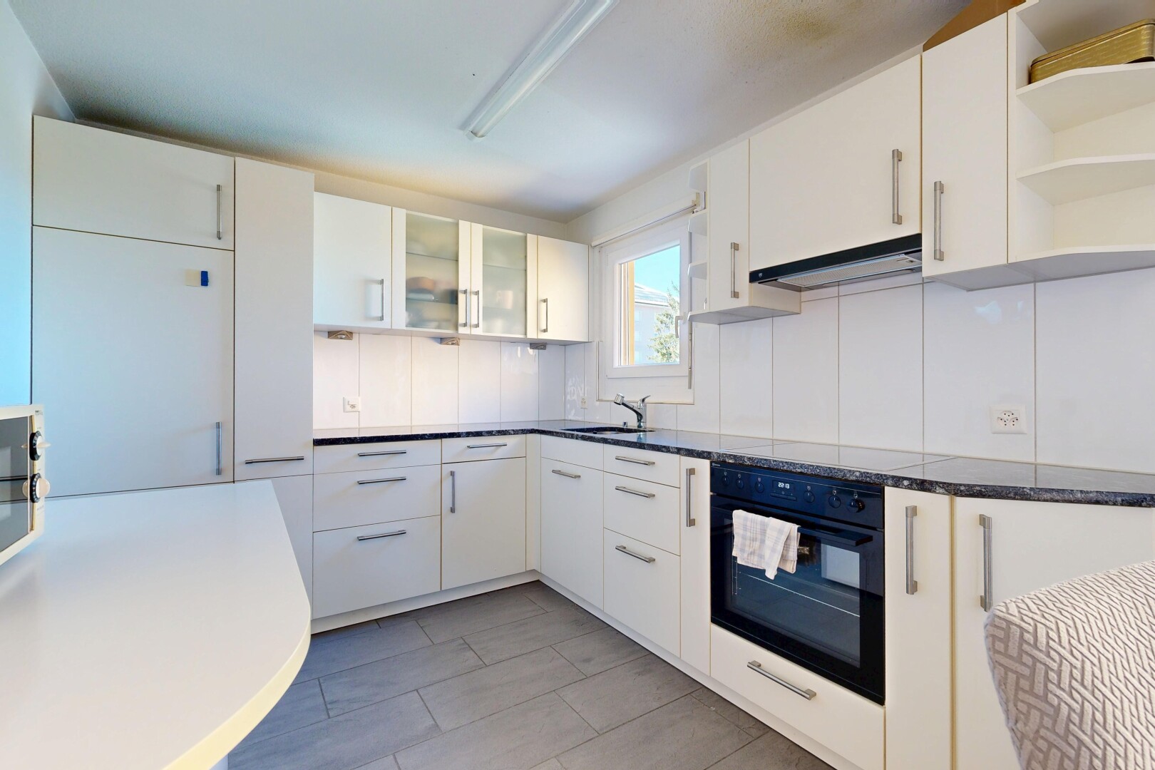 küche mit ofen, white cabinets, weiße schränke, glass insert cabinets, und schränke mit glastüren