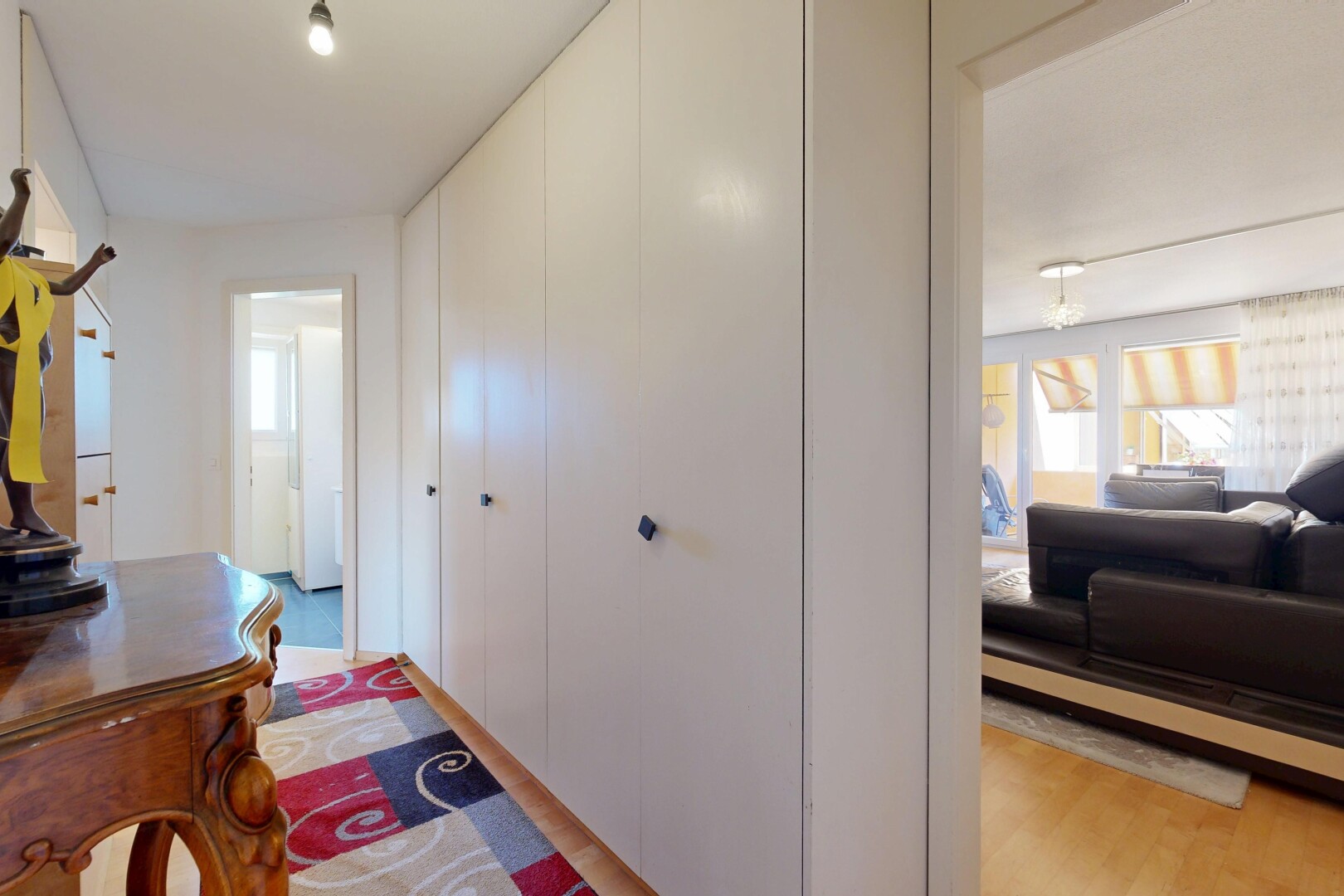 zimmer / schlafzimmer mit holzfußboden, wood finish floor, kleiderschrank, inside property, und light floor