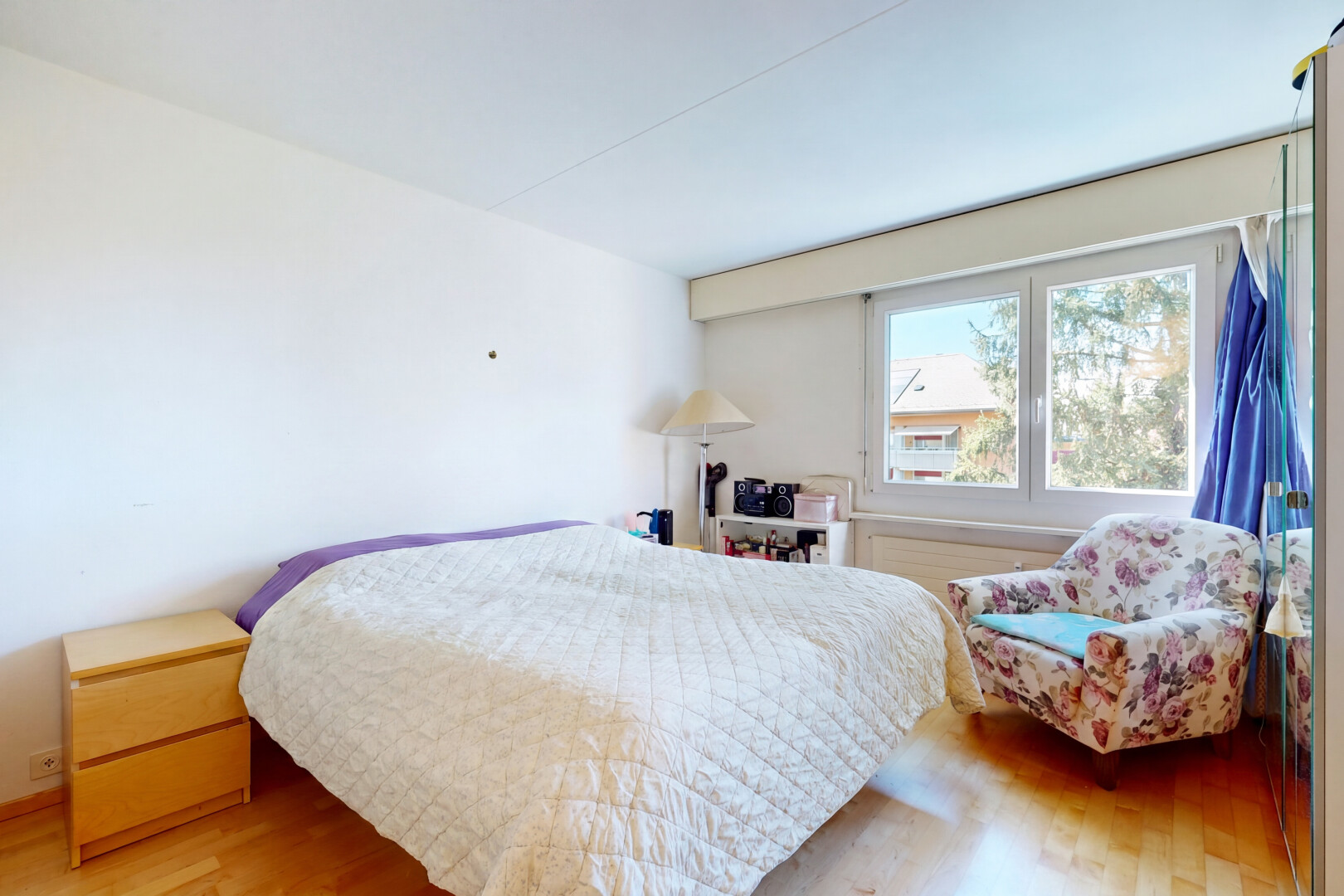 zimmer / schlafzimmer mit holzfußboden, wood finish floor, gipskartonwand, drywall, und natürliches licht