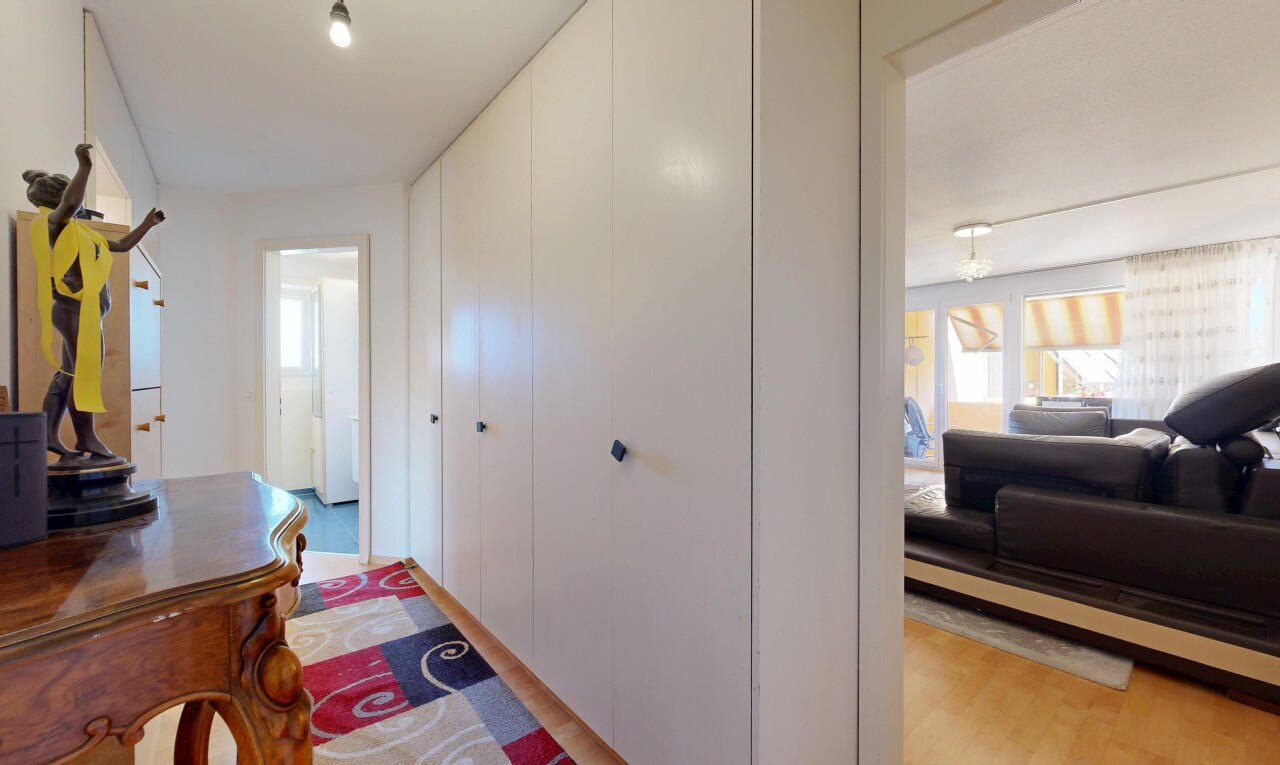 zimmer / schlafzimmer mit holzfußboden, wood finish floor, kleiderschrank, inside property, und light floor