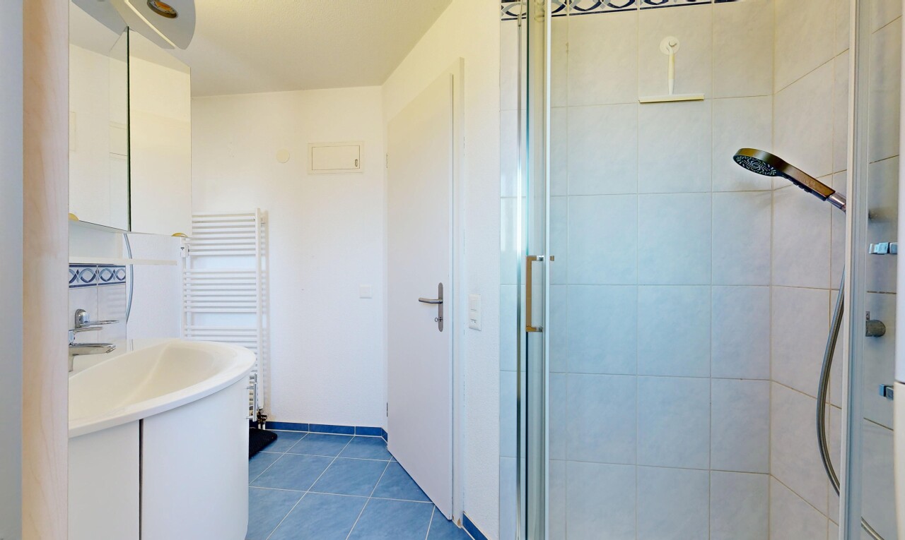 bad mit handtuchwärmer, dusche, komplettes badezimmer, spiegel, und tile floor