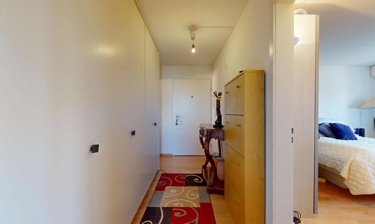 halle / korridor mit gipskartonwand, drywall, holzfußboden, wood finish floor, und inside property