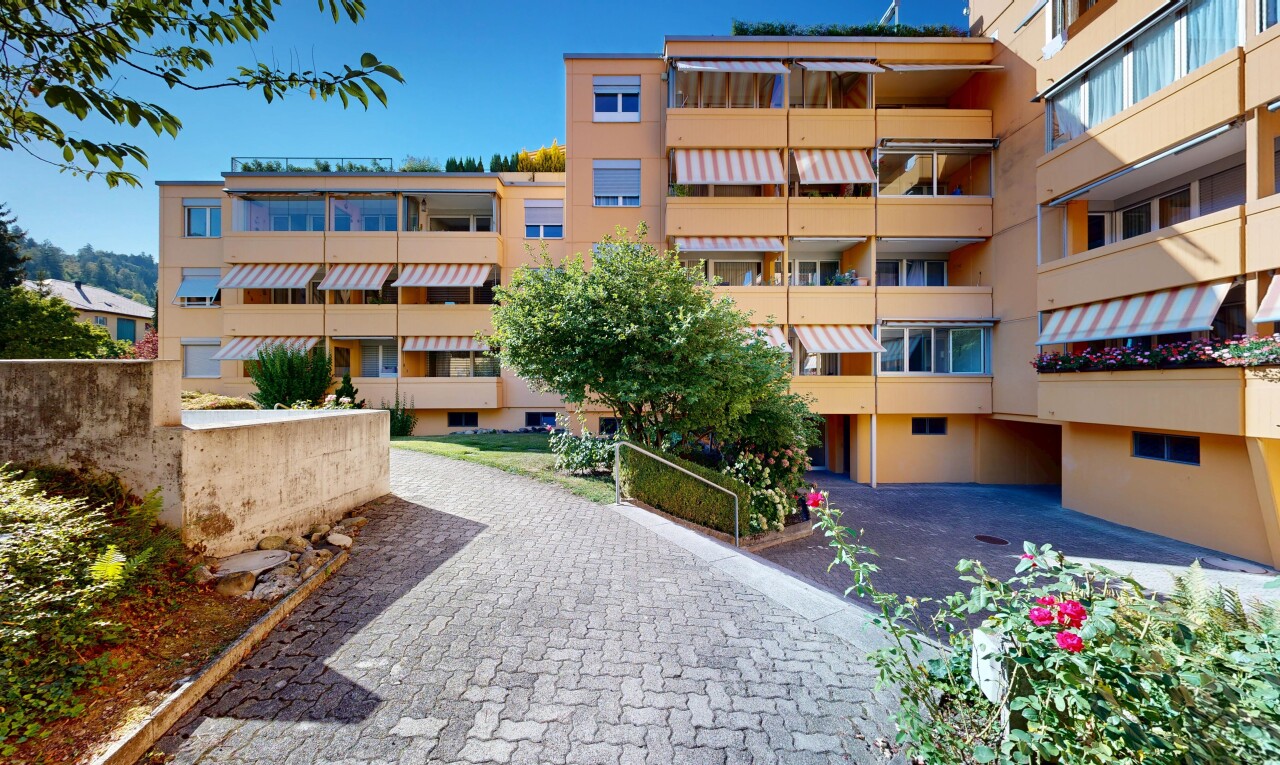außenansicht mit apartment complex view, blick auf wohnanlage, from community, und day time